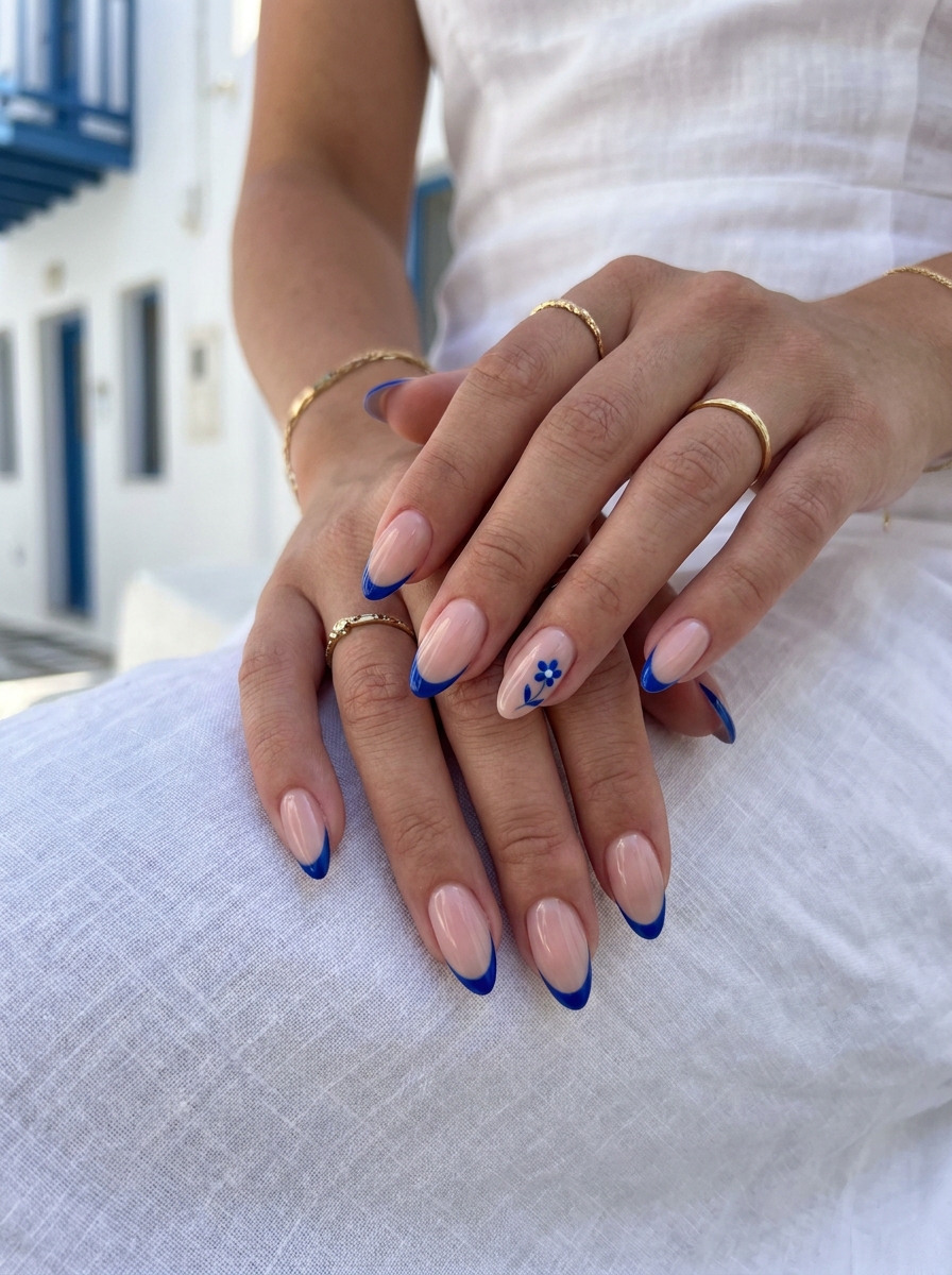 Santorini French Nails mit kobaltblauen French Tips